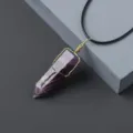 Natürlicher Kristall sechseckiger Prisma Anhänger Halskette mit Drahtwicklung und Kordel. - Traumhafter Amethyst / Anhänger