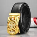 Stijlvolle luxe heren lederen riem met gouden automatische gesp en strass kruis ontwerp. - Gouden sportwagen klavertje vier