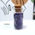 Natürlicher Amethyst Trommelstein im Glasfläschchen mit Korkverschluss für Deko. - Amethyst