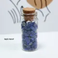 Natürliche Lapislazuli Kristallsteine gefüllt in einer klaren Glas-Wunschflasche mit Korken. - Lapislazuli