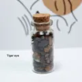 Natürliche Tigerauge Kristallsplitter in Glasflasche mit Korken für Wunsch DIY Dekoration - Tigerauge