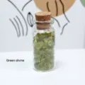 Grüne Olivin Kristallsplitter in kleiner Glasflasche mit Korken für schöne Wunschflasche. - Grüner Olivin