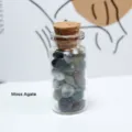 Natürliche Moosachat Kristallsplitter in kleiner Glas-Wunschflasche mit Korkverschluss. - Moosachat