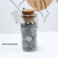Graue Mondstein Kristallsplitter in Glasflasche mit Korkverschluss für Wunschdeko. - Labradorit