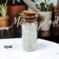 Natürliche Opal Kristallsplitter in klarer Glas Wunschflasche mit Holzkorken Verschluss - Opal