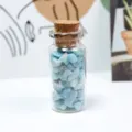 Natürliche blaue Kristallsplitter in Glasflasche mit Korken als Wunschflasche Dekoration - Amazonit