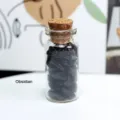 Schwarze Obsidian Kristallsplitter in Glasflasche mit Korkverschluss fuer Deko. - Obsidian