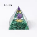 Orgonit Pyramide mit Amethyst Kugel und grünen Steinen für Meditation und schöne Raumdeko. - Malachit und Purpurkugel Stil (BALL024)