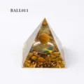 Kristall Harz Pyramide Ornament mit Kristallsplittern und Kugel für Heim und Auto Dekor. - Tigeraugenkugel und Lebensbaum Stil (BALL011)