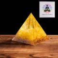 Kristall Orgone Pyramide Harz Energie Generator Heilung Chakra Meditation Auto Dekoration - Gefärbter Gelber Quarz und Feder Stil / 8cm Pyramide