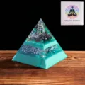 Kristall Harz Orgon Pyramide Energie Generator Heilstein Heim Büro Tisch Dekoration - Weißer und Schwarzer Kies und Feder Stil / 8cm Pyramide
