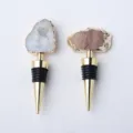 Detailansicht natürlicher Achat Kristall Geode Weinstopfen mit goldfarbenen Rändern und Dichtung. - Weiß+Gold