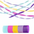 Détail de rouleaux de papier crêpons et serpentins suspendus aux couleurs vives pour décoration. - Lot de 5 rouleaux de papier crépon violet de rêve