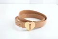 Cintura in pelle da donna con elegante fibbia in metallo a cuore, accessorio di moda. - Beige