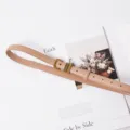 Fine ceinture en cuir véritable pour femme avec boucle ardillon dorée et passant élégant. - Beige