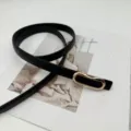 Λεπτομέρεια από μια κομψή μαύρη λεπτή δερμάτινη ζώνη με χρυσή λεία αγκράφα. - 100cm / Μαύρο Χρυσό Κούμπωμα
