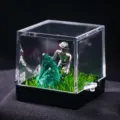 Mini campione di minerale malachite micro paesaggio ornamento con minatore in scatola trasparente - Minatore che Sposta Pietre (Malachite)