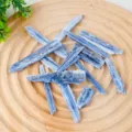 Natürliche blaue Kyanit Rohkristall Mineralien, formlose Kristallstreifen Steine zur Sammlung. - 100g Packung