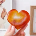 Geode di cristallo di agata rossa naturale pietra grezza cuore decorazione scrivania - Geode a Cuore in Agata Rossa / Circa 200-300g