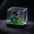 Ornamento micro-paesaggio minerale di malachite in scatola espositiva acrilica trasparente. - Minatore con Zappa (Malachite)