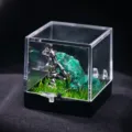 Ornamento micro paesaggio minatore di malachite in scatola acrilica, campione di minerale grezzo. - Minatore che Scava (Malachite)