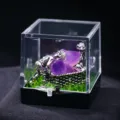 Ornamento di micro paesaggio minatore di grappolo di ametista naturale in scatola. - Minatore che Solleva Cesto (Ametista)