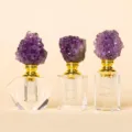 Set di flaconi per profumo in cristallo di ametista naturale, collo dorato, vetro. - Bottiglie a Grappolo di Ametista (Set di Tre)