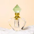 Flacone di profumo in vetro trasparente con tappo in cristallo di fluorite verde e colletto dorato. - Bottiglia di Ottaedro di Fluorite Verde