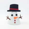 Detailansicht eines niedlichen Filz-Schneemann-Bastelsets mit Zylinder für Weihnachtsdeko. - Weißer Schneemann