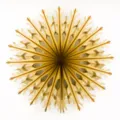 Vue détaillée d'un éventail en papier doré scintillant, idéal pour décoration. - Éventail de Fleurs en Papier Flocon de Neige / Diamètre 45cm / Or