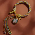 Tibetanischer handgefertigter bunter geflochtener Seilarmband mit Thangka Anhänger für Damen. - Amitabha Buddha [Samsara Handseil]
