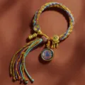 Tibetischer Art handgemachter bunter geflochtener Seilarmband mit traditionellen Metall Anhängern. - Acala [Samsara Handseil]
