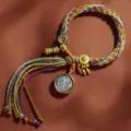 Handgemachte bunte geflochtene tibetische Seil Armband mit Thangka Amulett ethnischer Stil - Vairocana [Samsara Handseil]
