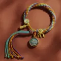 Tibetischer bunter geflochtener Seilarmband mit Thangka-Anhänger und Gebetsmühlen-Charms. - Avalokiteshvara [Samsara Handseil]