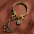 Handgemachtes tibetisches buntes gewebtes Armband mit Thangka-Anhänger für Ethno-Stil. - Manjusri [Samsara Handseil]