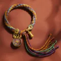 Tibetisches handgeknüpftes buntes Seilarmband mit Reichtumsgott-Anhänger im ethnischen Stil. - Roter Wuye [Samsara Handseil]
