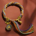 Handgemachtes tibetisches buntes geflochtenes Armband mit Thangka-Anhänger und Gebetsmühle. - Gelber Reichtumsgott [Samsara Handseil]