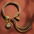 Handgemachtes tibetisches buntes geflochtenes Armband mit goldenen Thangka Anhängern. - Gelber Wuye [Samsara Handseil]