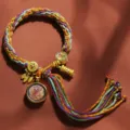 Handgemachtes tibetisches bunt geflochtenes Seilarmband mit ethnischen Metallanhängern neu. - Neunschwänziger Fuchs [Samsara Handseil]