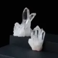 Detailaufnahme des natuerlichen weissen Quarzt Kristallclusters als roher Energiestein. - Ca. 80-120g / Weiß