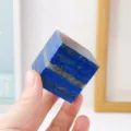 Cubo de lapislázuli natural piedra bruta cristal mineral para decoración de escritorio hogar - Adorno de Cubo Geométrico / Longitud Lateral de 3.5-4cm
