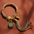 Handgefertigtes tibetisches buntes geflochtenes Armband mit Thangka-Gottheit und Metallaccessoires. - Grüne Tara [Samsara Handseil]