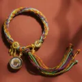 Handgefertigtes tibetisches buntes geflochtenes Seilarmband mit goldenen Thangka Anhängern Schmuck - Vergangenheit und Gegenwart [Samsara Handseil]