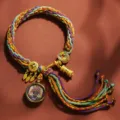 Handgefertigtes tibetisches buntes geflochtenes Armband mit Thangka-Anhänger und Perlen. - Zaki Lhamo [Samsara Handseil]