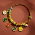 Handgemachte bunte gewebte tibetische Armband Variante mit bunten Gottheit Metallanhängern. - Fünf Reichtumsgötter Lotus Stil