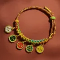 Handgemachte tibetische geflochtene bunte Seilarmband mit Thangka Münze Anhänger, Ethno Schmuck. - Fünf Reichtumsgötter Pfirsichblüten Stil