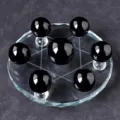 Obsidian Kristallkugel Stern-Set mit Glasplatte fuer Tisch-Dekoration im Buero. - Obsidian Kugel Sieben-Sterne-Array (Schwarzer Stein) / Seitenkugel 2.5cm, Hauptkugel 3cm, Basis 10cm