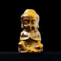 Hermosa estatua de Buda bebe de piedra de ojo de tigre natural tallada en cristal - Ojo de Tigre Natural (Aprox. 6cm)