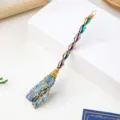 Adorno de varita mágica de escoba de bruja de cristal de titanio arcoíris hecho a mano. - Escoba de Turmalina Negra Galvanizada Multicolor