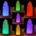 Natürliche Kristall Gips Turm Nachtlicht mit bunten LED und Holzsockel für Schlafzimmer. - Mehrfarbiges Licht / Höhe ca. 19-21cm
